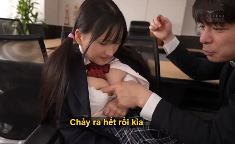 Ba năm trời, thầy giáo rèn luyện cô học trò ngực đẹp thành "hũ đựng tinh"